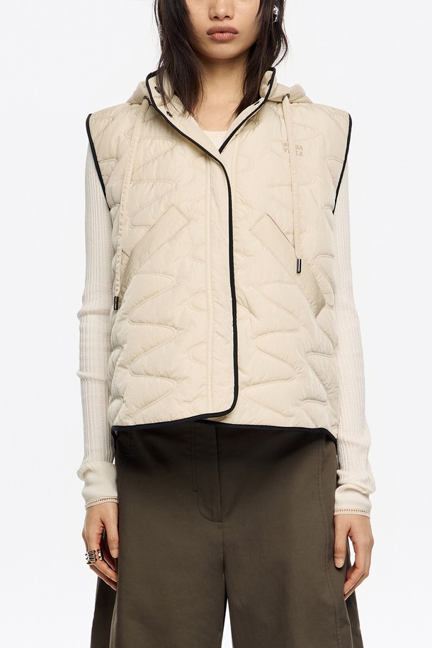 [25FW] 아이보리 후드 패딩 베스트 B256AWV002IVB는 여성용 아우터 베스트입니다. 아이보리 컬러의 무지 퀄팅 디자인으로, 가을, 겨울, 간절기에 캐주얼하게 착용하기 좋습니다. 레귤러핏에 후드 디자인이 돋보이며, 스냅 버튼으로 여밈이 가능합니다. 폴리아미드와 폴리에스터 소재로 제작되어 두께감이 있으며, 블랙 파이핑 디테일로 포인트를 더했습니다. 캐주얼, 미니멀, 클래식 스타일을 즐겨 입는 분들께 추천합니다.
