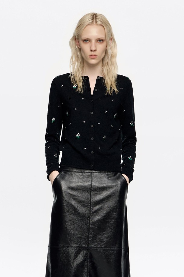 [25FW] 블랙 핏 라인스톤 가디건 B256AWG004BKB는 여성 고객을 위한 가을/겨울용 상의 가디건입니다. 블랙 컬러의 슬림핏 디자인으로, 라운드넥과 긴소매, 싱글 버튼 여밈 방식으로 미니멀하고 캐주얼한 스타일을 연출합니다. 면과 나일론 혼방 소재로 제작되어 편안한 착용감을 제공하며, 무지 패턴에 라인스톤 장식이 포인트로 더해져 세련된 느낌을 선사합니다. 출근룩과 모임룩, 그리고 캐주얼, 미니멀, 클래식 스타일을 즐겨 입는 고객에게 적합한 아이템입니다.
