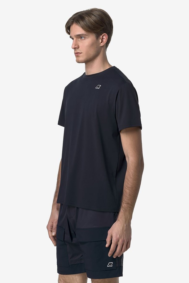 까웨(KWAY) 그래파이트 티셔츠는 폴리에스테르 소재로 제작되어 신축성이 뛰어나고 통기성이 우수한 유니섹스 티셔츠입니다. 스포티한 무드의 이 반소매 티셔츠는 앞면 패치 포켓과 뒷면 실크스크린 프린트가 특징이며, 아웃도어 및 하이킹 활동에 적합합니다. 그래파이트 색상의 라운드넥 디자인으로 여름철 편안하게 착용할 수 있습니다.
