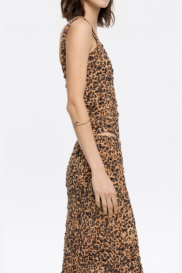 [25SS] 빔바이롤라 브라운 레오파드 민소매 티셔츠 B255AWT042BRB는 부드러운 면 소재로 제작되어 편안한 착용감을 선사합니다. 브라운 컬러 바탕에 레오파드 무늬가 포인트이며, 루쉬드 디테일로 여성스러운 실루엣을 연출합니다. 봄, 여름 시즌 일상에서 스타일리시하게 활용하기 좋은 민소매 티셔츠입니다.
