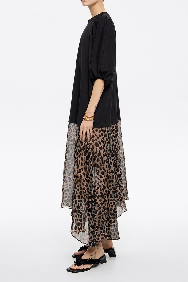 빔바이롤라 치타 미디 드레스는 여성 의류로, 캐주얼한 스타일을 추구하는 분들을 위한 미디 기장의 원피스입니다. 봄, 여름 계절에 어울리며, 카키 컬러에 치타 무늬 패턴이 특징입니다. 면 56%와 레이온 44%의 투 머티리얼 구성으로 제작되어 편안한 착용감을 제공합니다. 데이트룩, 여행룩에 적합하며, 미니멀, 레트로 무드를 연출하기 좋습니다.
