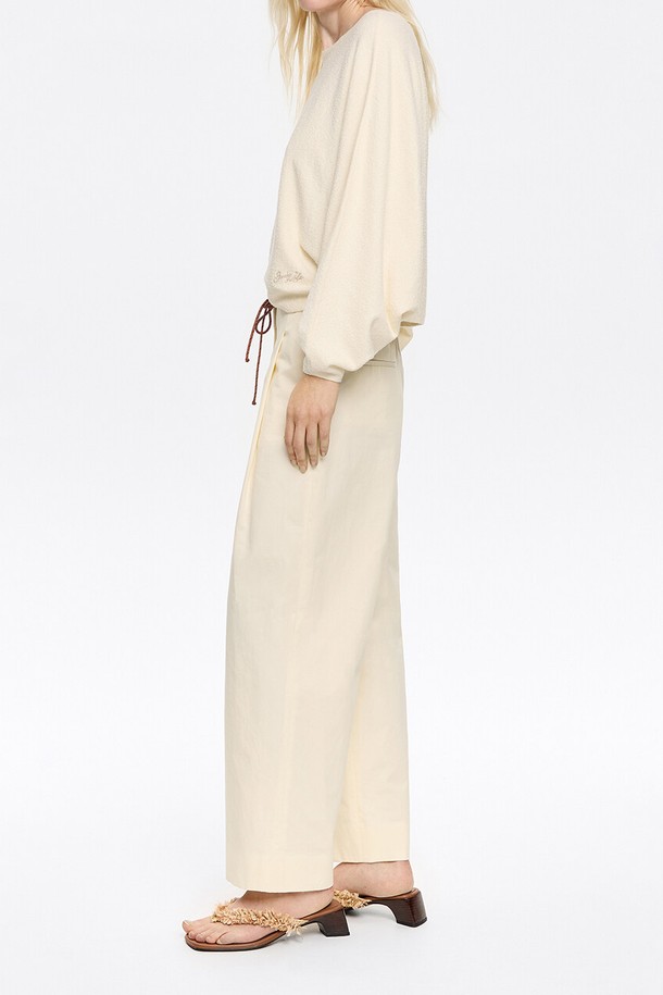 [25SS] 빔바이롤라 텍스쳐 다트 트라우저 B255AWP006CRB는 여성용 다트 트라우저입니다. 미니멀하고 베이직한 스타일의 크림 컬러 긴바지로, 봄, 여름 시즌에 착용하기 좋습니다. 면 소재로 제작되었으며, 다트 디테일과 레귤러핏으로 디자인되었습니다. 출근룩, 데이트룩 등 다양한 TPO에 활용 가능하며, 미니멀, 클래식, 캐주얼 스타일을 연출하기에 좋습니다. 더스트백이 함께 제공됩니다.
