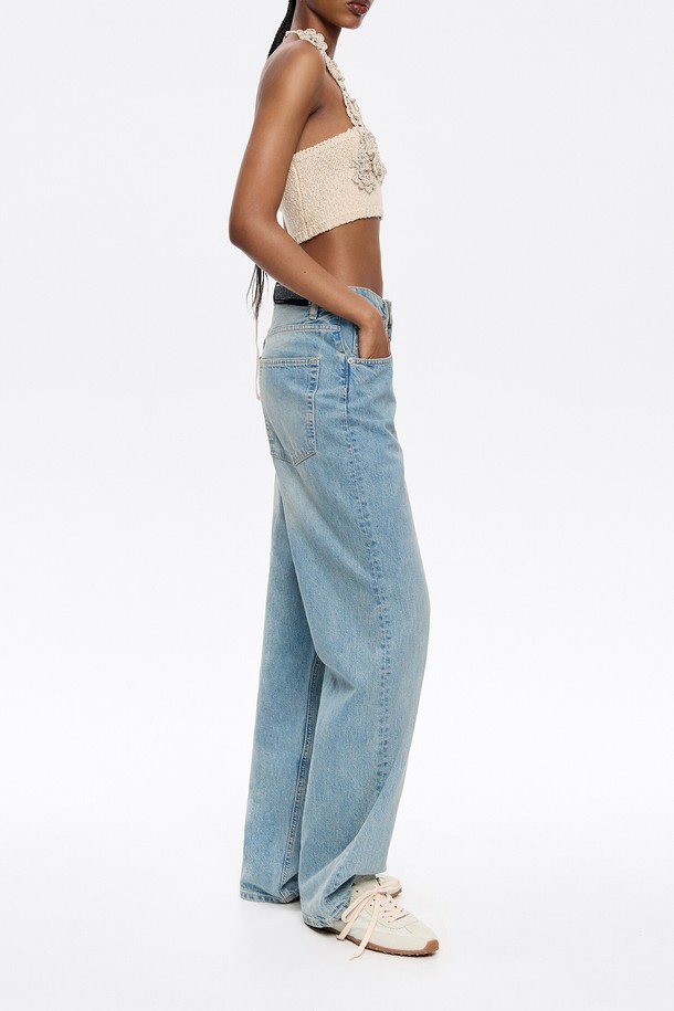 빔바이롤라(BIMBA Y LOLA) 라이트 블루 와이드 진은 여성용 데님 팬츠입니다. 로우라이즈 디자인에 면 56%, 리오셀 44% 혼방 소재로 제작되어 봄, 여름 시즌에 시원하고 편안하게 착용할 수 있습니다. 캐주얼, 미니멀, 클래식 스타일 연출에 용이하며, 와이드핏으로 트렌디한 핏을 자랑합니다. 데이트룩, 쇼핑룩 등 다양한 TPO에 활용하기 좋습니다.
