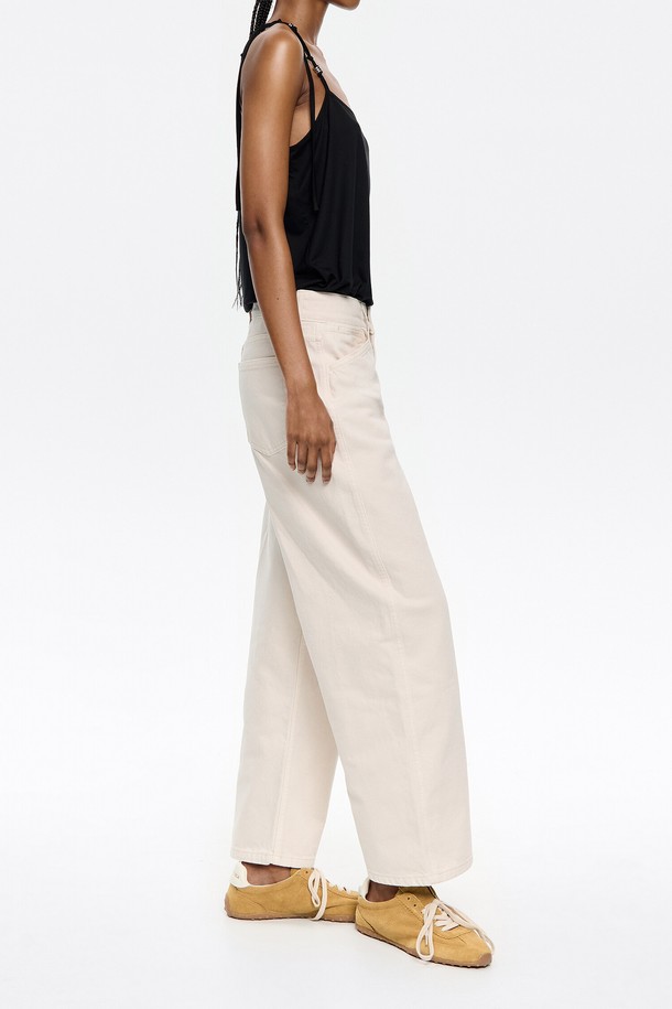 빔바이롤라 베럴 에크루 진 B255AWN002IVA는 베럴컷 디자인의 바지입니다. 에크루 및 아이보리 컬러로 제공되며, 면 소재로 제작되어 편안한 착용감을 선사합니다. 데이트룩, 카페룩 등 다양한 TPO에 활용하기 좋으며, 미니멀, 클래식, 캐주얼 스타일을 연출할 수 있습니다. 일상생활에서 폭넓게 활용 가능한 아이템입니다.
