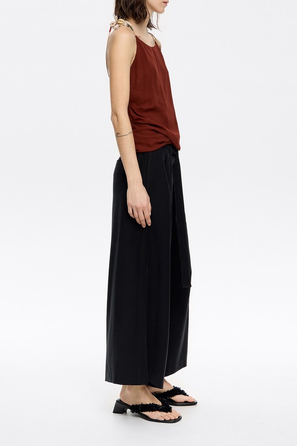 빔바이롤라 블랙 플레어 앵클 팬츠는 여성용 플레어 팬츠입니다. 미니멀하고 클래식한 무드의 블랙 컬러로, 봄과 여름에 착용하기 좋습니다. 레이온과 폴리에스테르 혼방 소재로 제작되었으며, 히든 후크 잠금장치와 지퍼 디테일이 특징입니다. 대각선 포켓과 뒷면 파이프 포켓, 그리고 패브릭 벨트 조절이 가능한 디자인으로 실용성을 더했습니다. 오피스룩, 출근룩, 모임룩 등 다양한 TPO에 시크하게 연출할 수 있습니다.
