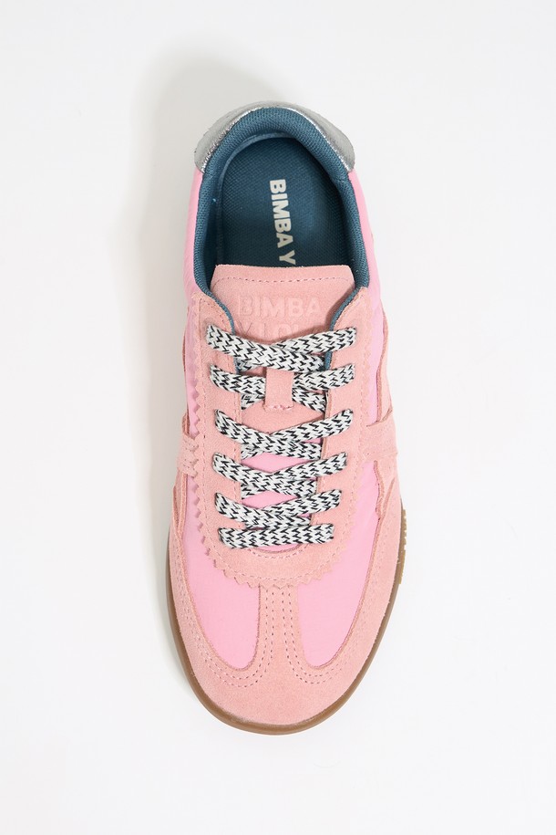 [25SS] 빔바이롤라 인도어 스니커즈 B255AIS009PKC는 여성용 인도어 스니커즈입니다. 핑크 컬러의 무지 디자인으로, 봄, 여름 계절에 적합하며 실내 운동 시 활용하기 좋습니다. 스웨이드, 천연가죽, 나일론, 폴리에스터, 고무 등의 다양한 소재를 사용하여 제작되었으며, 끈으로 여미는 방식입니다. 안감은 폴리에스터 소재이며, 플랫 굽으로 편안함을 더했습니다. 집콕룩, 피트니스룩, 동네 마실룩 등 다양한 TPO에 활용 가능하며, 미니멀, 캐주얼, 스포티한 스타일을 연출할 수 있습니다.
