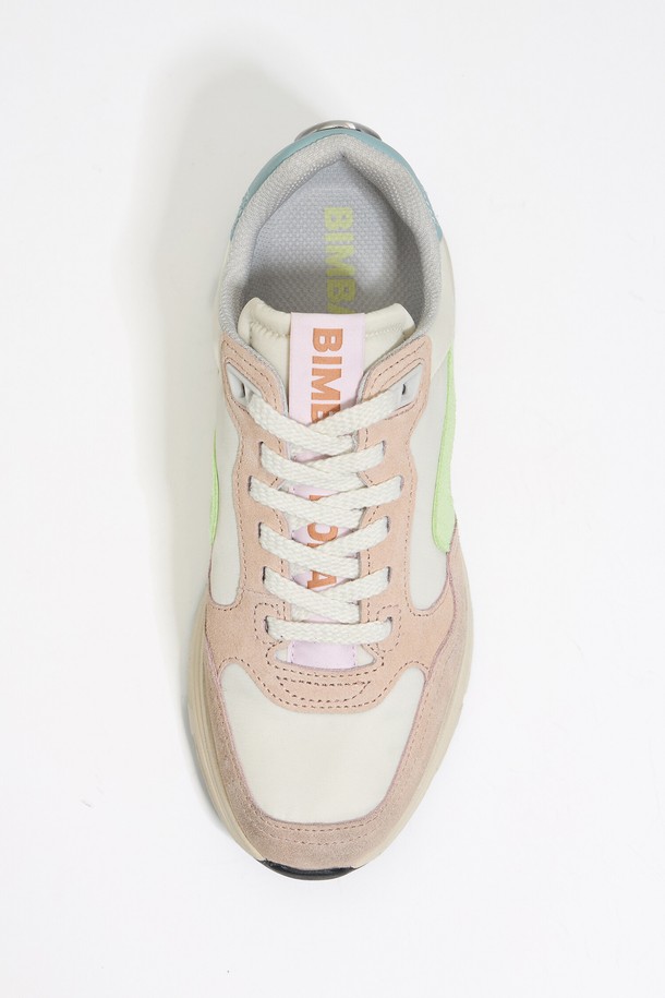 빔바이롤라의 25SS 멀티컬러 조거 스니커즈는 여성용으로, 핑크, 민트, 베이지 등 다채로운 색상 조합이 돋보입니다. 폴리에스테르, 소가죽, 고무 등 믹스 소재를 사용하여 가볍고 편안하며, 라운드 앞코와 레이스업 디자인으로 일상 및 러닝 활동에 적합합니다. 로우탑 디자인에 플랫 굽으로 편안함을 더했으며, 봄, 여름 시즌에 시원하게 착용할 수 있습니다.
