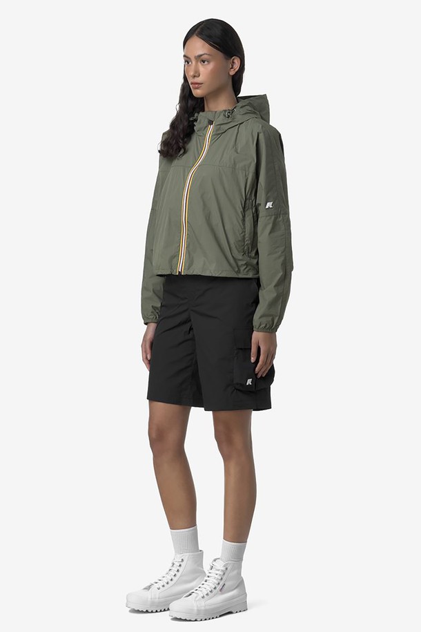 까웨(KWAY) 기즈몬드 쇼츠 Y255EUN244는 남성용 카고 쇼츠로, 여름철 캐주얼 스타일을 위한 필수 아이템입니다. 나일론 소재의 블랙 컬러 무지 반바지로, 레귤러핏으로 편안하게 착용 가능하며, 사이드 포켓과 내부 조절 테이프, 로고 패치 디테일로 실용성을 더했습니다. 밴딩 처리되어 활동성을 높인 기즈몬드 쇼츠는 일상 속 편안함과 스타일을 동시에 제공합니다.
