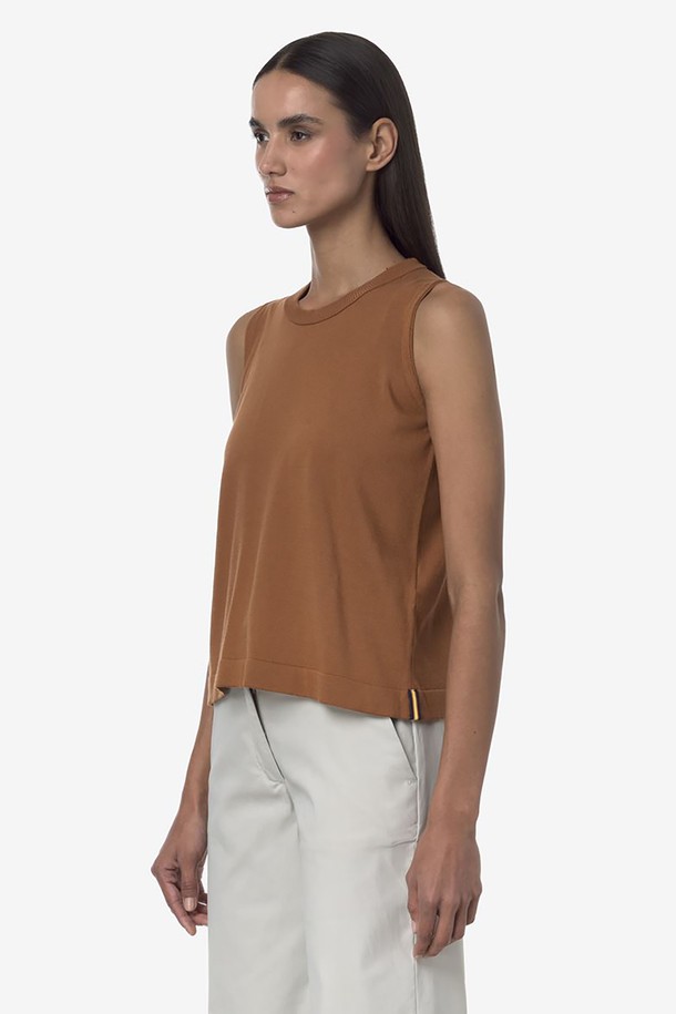 까웨(KWAY) 제리 니트 베스트 Y255EWK183은 부드러운 면 소재의 얇은 두께로 제작되어 봄, 여름철 일상에서 편안하게 착용하기 좋은 화이트 컬러의 라운드넥 니트 베스트입니다. 무지 패턴의 레귤러 핏 디자인으로, 캐주얼하면서도 베이직한 스타일을 연출할 수 있는 민소매 상의입니다. 공용 제품입니다.
