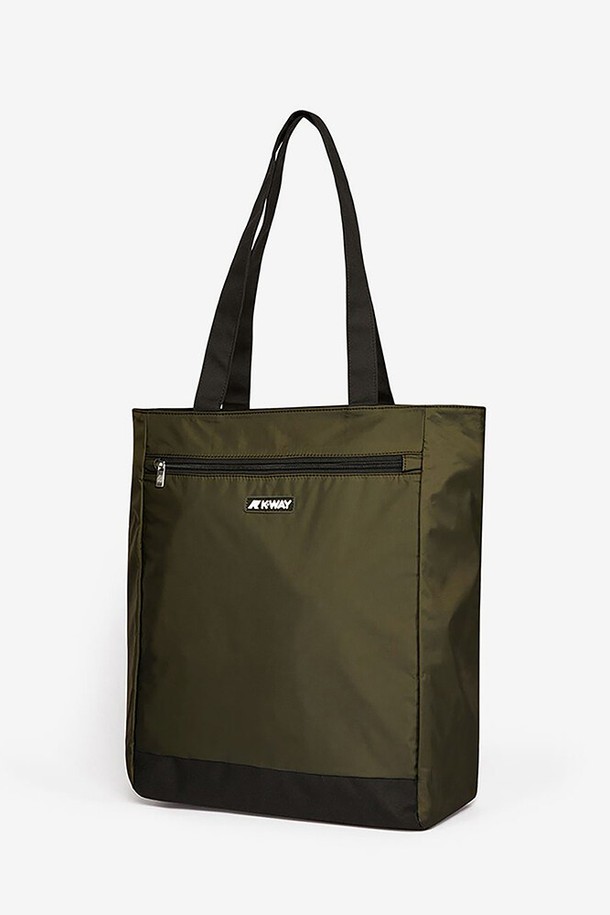 까웨(KWAY) 엘리앙 백 Y255EOA157은 남성을 위한 미디엄 사이즈의 사각 백팩입니다. 나일론 소재로 제작되었으며, 방수 및 방풍 기능을 갖추어 여행, 레저, 스포츠 활동에 적합합니다. 앞면 대형 포켓, 앞면 지퍼 포켓, 내부 포켓, 보강된 바닥, 2mm 테이프 핸들, 실리콘 로고 장식 등의 디테일이 돋보이며, 35.5cm x 39.5cm x 11cm 사이즈에 지퍼형 잠금 방식으로 스포티한 스타일을 연출합니다.
