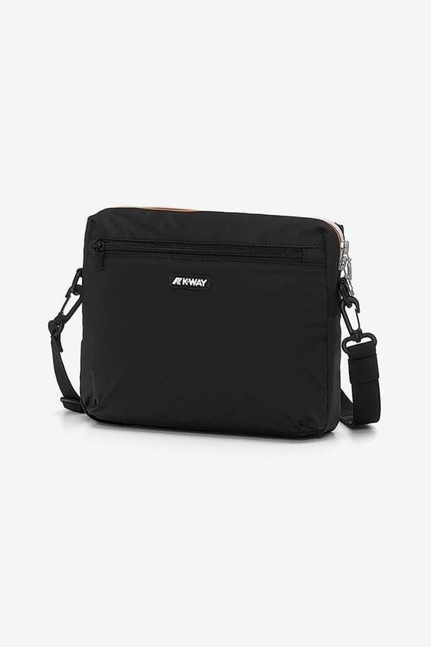 까웨(KWAY) 모아레 백 Y255EOA159는 남성을 위한 블랙 색상의 미디엄 사이즈 크로스백입니다. 22cm X 25cm X 4.5cm 크기의 사각 형태 가방으로, 방수, 발수, 방풍 기능을 갖춘 나일론 소재로 제작되었으며, 무지 패턴에 로고 장식이 돋보입니다. 분리형 어깨끈, 앞면 지퍼 포켓, 내부 포켓, 바닥 보강 원단 등 다양한 특징과 RFID 인증 기능까지 더해진 실용적인 아이템입니다.
