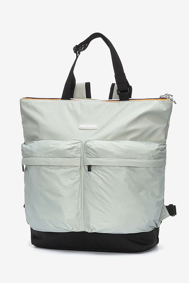 까웨(KWAY) 노암 쇼핑백 Y255EOA160은 립스탑 나일론 소재의 사각 쇼핑백으로, 일상, 스포츠, 여행 등 다양한 용도로 활용하기 좋습니다. 방수, 방풍 기능과 더불어 조절 가능한 어깨끈, 앞면 지퍼 포켓 2개, 내부 포켓 등 실용적인 디테일을 갖추었으며, 넉넉한 수납공간과 보강된 바닥 소재로 내구성을 높였습니다. 화이트, 블랙 색상으로 출시되었으며, 전면의 실리콘 로고 장식과 2cm 테이프 손잡이가 특징입니다.
