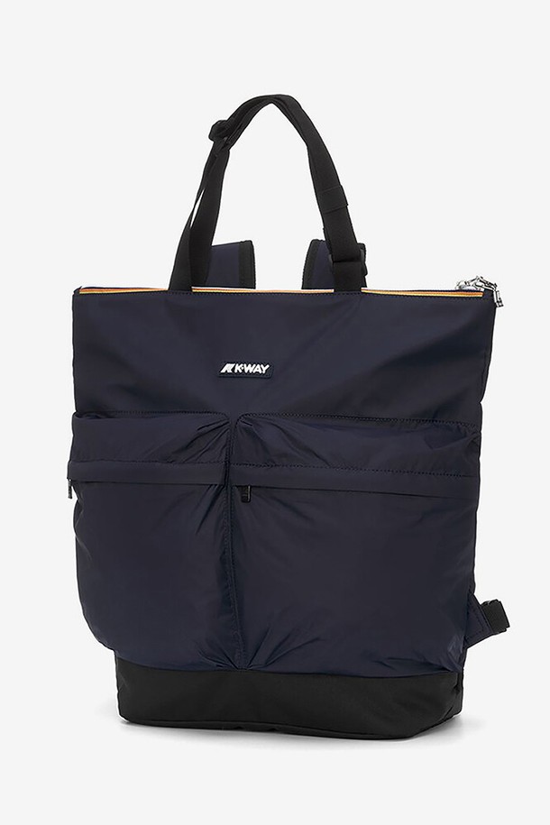 까웨(KWAY) 노암 쇼핑백 Y255EOA161은 네이비 색상의 남성용 쇼핑백입니다. 미디엄 사이즈의 사각 형태이며, 나일론 소재로 제작되어 방수 기능과 휴대성이 뛰어납니다. 지퍼형 잠금 방식과 투웨이 스타일 연출이 가능한 무지 디자인의 쇼핑백입니다.
