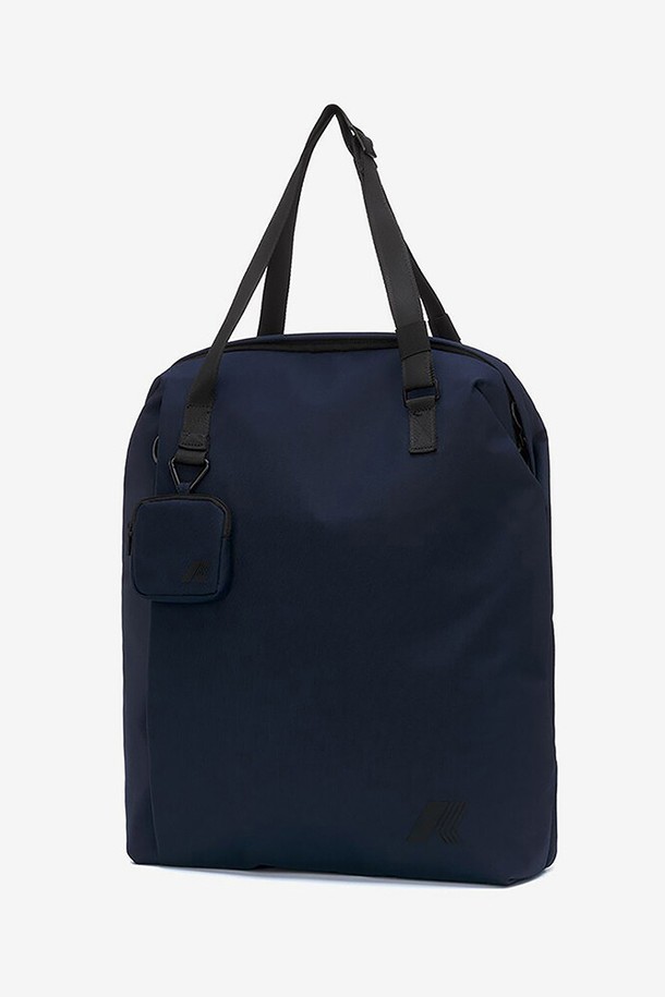 까웨(KWAY) 나엘 토트백 Y255EOA165는 네이비 색상의 남성용 미디엄 사이즈 토트백입니다. 폴리에스테르 소재로 제작되었으며, 사각 형태에 무지 패턴과 버클 장식이 특징입니다. 노트북 수납, 다용도 수납, 탈부착 가능한 기능과 보틀홀더, 외부 포켓, 내부 지퍼 포켓, 카라비너, 멀티 수납공간 등 다양한 수납 옵션을 제공하며, 지퍼형 잠금방식과 조절 가능한 손잡이, 매트 메탈 하드웨어가 돋보입니다. 여행, 일상, 비즈니스 등 다양한 용도로 활용하기 좋습니다.
