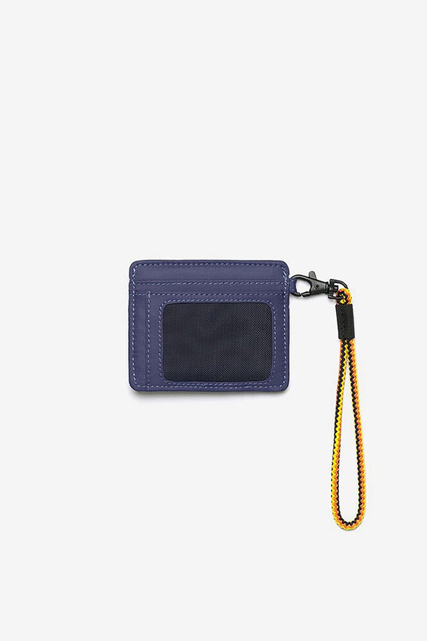 까웨(KWAY) 파빌리 지갑 Y255EOA173은 남성용 카드지갑으로, 가볍고 미니멀한 디자인이 특징입니다. 네이비 컬러에 스트라이프 패턴이 돋보이며, 방수 및 방풍 기능을 갖춘 립스탑 나일론 및 폴리에스테르 소재로 제작되었습니다. 카드, 신분증, 지폐를 수납할 수 있으며, 카라비너, 로고, 스트랩 등의 디자인 장식이 더해져 실용성과 스타일을 모두 갖춘 제품입니다.
