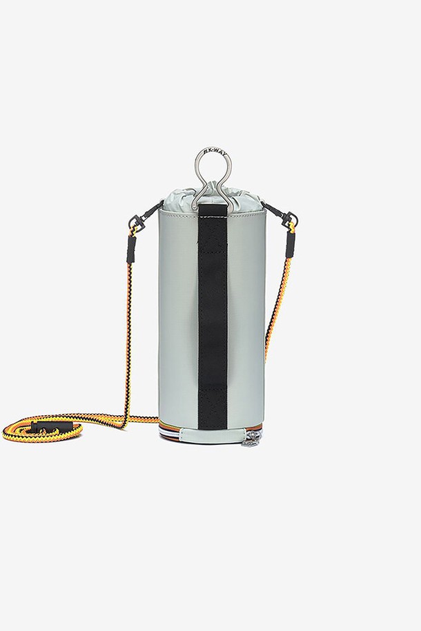 까웨(KWAY) 랜드 보틀백 Y255EOA177은 남성을 위한 그레이 색상의 미디엄 사이즈 보틀백입니다. 나일론 소재로 제작되었으며, 무지 패턴과 원통형 디자인이 특징입니다. 휴대성이 좋고 방수 기능이 있으며, RFID 인증 및 정품 인증 시스템을 지원합니다.
