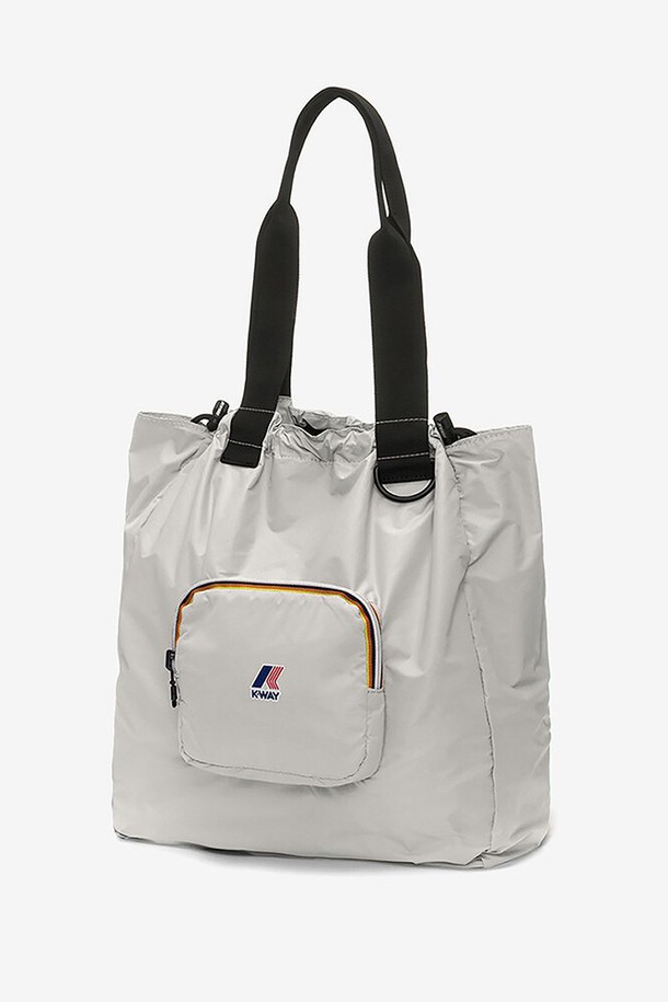 까웨(KWAY) 르브레 빅토린 백 Y255EOA945는 남성을 위한 미디엄 사이즈의 사각 쇼핑백입니다. 나일론 소재로 제작되었으며, 방수 및 방풍 기능과 더불어 접이식 패커블 디자인이 돋보입니다. 무지 패턴에 카라비너와 메쉬 포켓 장식이 있으며, 조임용 끈으로 잠금 가능하고 일상 및 쇼핑에 적합합니다.
