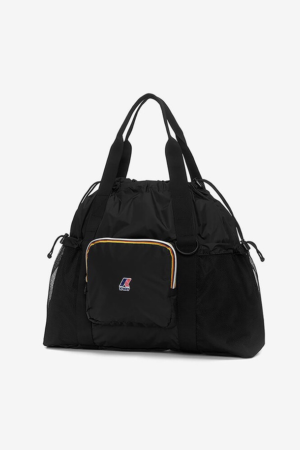 까웨(KWAY) 르브레 자넷 백 Y255EOA948은 남성을 위한 블랙 컬러의 라지 사이즈 쇼핑백입니다. 나일론 소재로 제작되었으며, 방수, 발수, 방풍 기능과 함께 접이식으로 수납이 용이하고 패커블 기능이 있습니다. 로고 패턴과 카라비너 장식이 돋보이며, 메쉬 포켓과 지퍼 포켓, 지퍼형 및 조임용 끈 잠금방식을 갖춘 사각 형태의 가방입니다.
