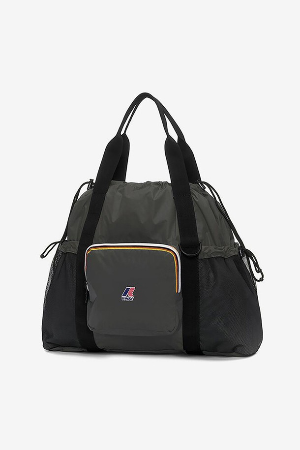 까웨(KWAY) 남성 르브레 자넷 백 Y255EOA949는 블랙 색상의 라지 사이즈 쇼핑백입니다. 나일론 소재로 제작되었으며, 방수, 발수, 방풍 기능과 함께 접이식 패커블 디자인을 자랑합니다. 로고 패턴이 돋보이며, 앞면 지퍼 포켓, 내부 메쉬 포켓, 카라비너 훅 등 다수의 포켓과 편리한 수납공간을 제공하고, 조임용 끈과 지퍼형 잠금방식을 채택한 사각 가방입니다.
