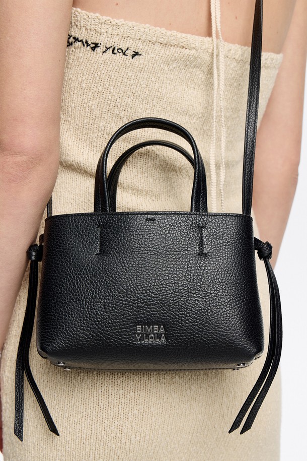 빔바이롤라 미니 레더 치와와 백은 소가죽 소재의 여성용 미니백입니다. 블랙 컬러에 치와와 모티프 디자인 장식이 돋보이며, 클래식, 미니멀, 시크한 스타일을 연출하기 좋습니다. 데이트룩, 쇼핑룩, 모임룩 등 다양한 TPO에 활용 가능하며, 내부 구성은 폴리에스터 86%, 폴리우레탄 14%로 제작되었습니다. 더스트백(블랙 또는 화이트, 랜덤 제공)이 함께 제공됩니다.
