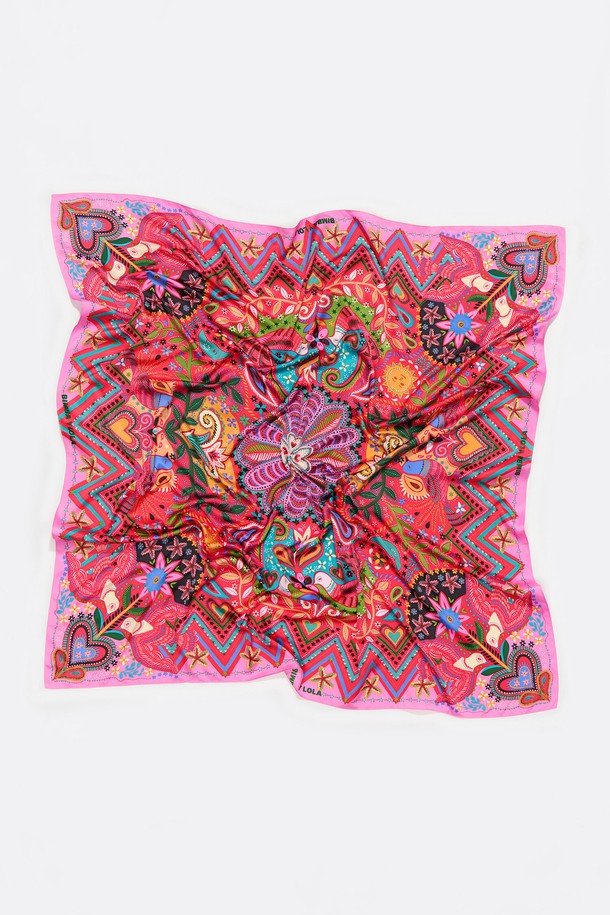 빔바이롤라 스트로베리 버드 미니 프린트 스카프는 여성스러움을 강조하는 핑크 컬러의 스카프입니다. 봄, 여름 시즌에 어울리는 화려한 스타일로, 데이트룩, 카페룩, 봄 소풍룩 등 다양한 TPO에 활용할 수 있습니다. 폴리에스터 소재로 제작되어 가볍고 부드러운 착용감을 선사하며, 스트로베리 버드 미니 프린트와 정사각형 디자인이 특징입니다. 로맨틱, 클래식, 걸리시 무드를 연출하여 당신의 스타일에 포인트를 더해보세요.
