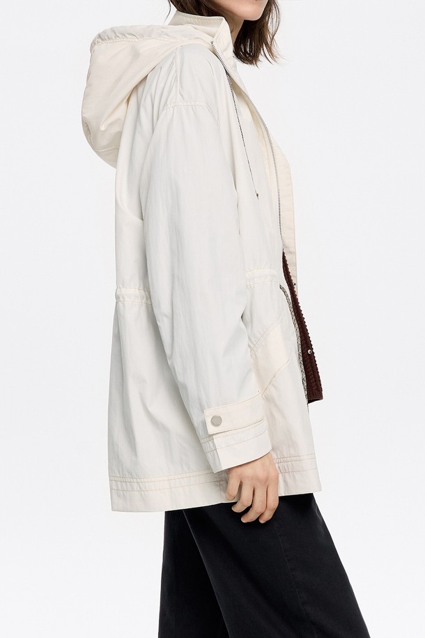 빔바이롤라(Bimba y Lola)의 25SS 웨이스트 스트링 트렌치 코트 B255AWY001IVB입니다. 여성용 아이보리 컬러 트렌치 코트로, 클래식한 디자인이 돋보입니다. 봄 시즌에 어울리는 얇고 가벼운 나일론 소재로 제작되었으며, 웨이스트 스트링 디테일로 허리 라인을 조절하여 다양한 스타일 연출이 가능합니다. 긴 소매 기장으로 제작되었으며, 시크하고 미니멀한 스타일을 선호하는 분들께 추천합니다. 더스트백이 함께 제공되어 보관이 용이하며, 데이트룩, 오피스룩, 출근룩 등 TPO에 맞춰 활용하기 좋습니다.