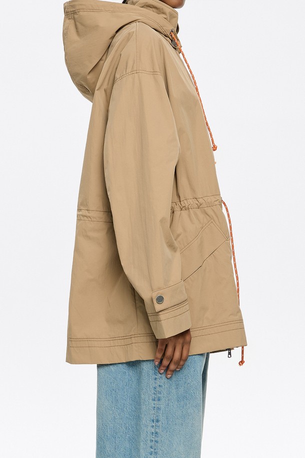 빔바이롤라 웨이스트 스트링 트렌치 코트는 여성용 트렌치 코트입니다. 베이직하고 클래식한 스타일의 봄 시즌 의류로, 일상복으로 활용하기 좋습니다. 허리 스트링 디테일이 특징이며, 레귤러핏에 얇은 두께감으로 편안하게 착용할 수 있습니다. 나일론 소재의 무지 디자인이며, 긴 소매와 트렌치 코트 타입으로 제작되었습니다. 데이트룩, 출근룩 등 다양한 스타일에 클래식, 미니멀, 캐주얼하게 연출할 수 있습니다.
