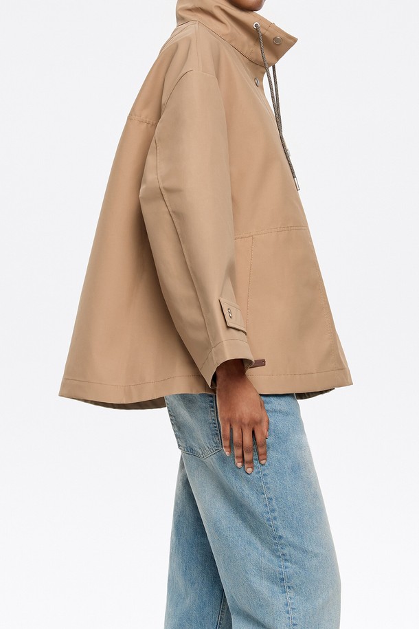 25SS 빔바이롤라 리버서블 A라인 트렌치 코트 B255AWY005CAB는 여성용 트렌치 코트입니다. 카멜 컬러의 무지 디자인으로, 봄과 여름 시즌에 활용하기 좋습니다. A라인 핏과 미디엄 기장으로 클래식하면서도 세련된 스타일을 연출하며, 버튼 여밈 방식으로 간편하게 착용할 수 있습니다. 폴리에스테르, 면, 나일론 혼방의 얇은 두께감으로 편안한 착용감을 선사하며, 리버서블 디자인으로 다양한 스타일을 즐길 수 있습니다. 출근룩, 오피스룩, 데이트룩 등 다방면으로 활용 가능한 아이템입니다.
