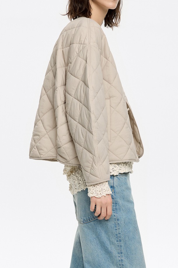 [25SS] 빔바이롤라 패디드 재킷 B255AWD001GRB는 부드러운 촉감의 나일론 소재로 제작된 여성용 패디드 재킷입니다. 캐주얼, 미니멀, 클래식 스타일을 아우르는 디자인으로, 봄, 여름 간절기에 착용하기 좋습니다. 퀼팅 디테일이 돋보이며, 크롭 기장과 레귤러핏으로 세련된 실루엣을 연출합니다. 가볍고 보온성이 뛰어나 산책룩이나 겨울 데일리룩에 활용하기 좋으며, 버튼 여밈 방식으로 편안하게 착용할 수 있습니다. 그레이 컬러의 무지 디자인으로 다양한 스타일과의 매치가 용이합니다.
