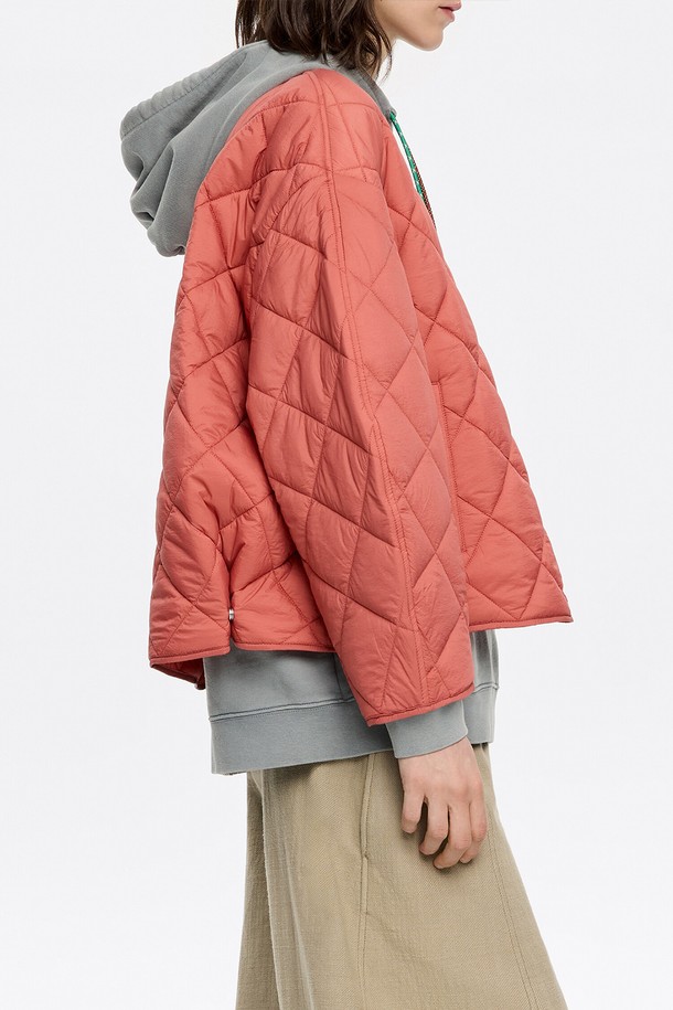 **[25SS] 빔바이롤라 패디드 자켓 B255AWD003COB**

산뜻한 코랄 컬러가 돋보이는 빔바이롤라(Bimba y Lola) 패디드 재킷입니다. 캐주얼하고 미니멀한 스타일로, 봄, 여름에 가볍게 걸치기 좋습니다. 루즈핏 크롭 기장으로, 퀄팅 처리된 나일론 소재에 두꺼운 두께감으로 제작되었습니다. 버튼 여밈 방식이며, 긴 소매 디자인이 특징입니다. 안감은 나일론 100%, 충전재는 폴리에스터 100%로 구성되어 있으며, 블랙 또는 화이트 더스트백이 랜덤으로 포함됩니다. 동네 마실룩, 봄 소풍룩에 잘 어울립니다.
