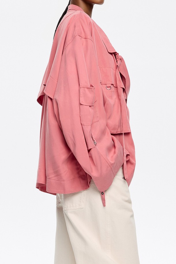 빔바이롤라 플루이드 더블 브레스트 재킷은 부드러운 리오셀 소재로 제작되어 봄, 여름 시즌에 시원하게 착용하기 좋은 여성 자켓입니다. 코랄 컬러에 루즈핏, 크롭 기장으로 엘레강스한 스타일을 연출하며, 더블 버튼 여밈 방식이 특징입니다. 플루이드 소재 특유의 유연함이 돋보이는 디자인으로, 데이트룩, 카페룩, 모임룩 등 다양한 TPO에 활용 가능합니다. 클래식, 미니멀, 시크 스타일을 선호하는 분들께 추천하는 아이템입니다.
