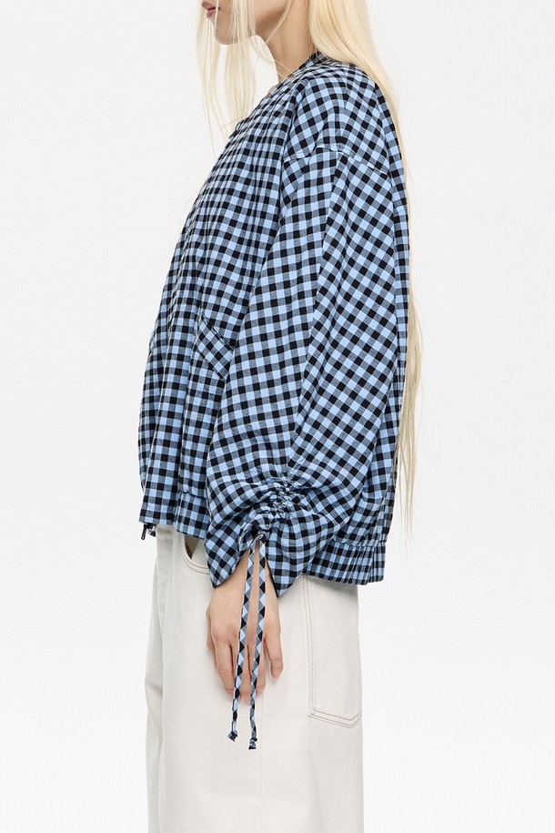 25SS 빔바이롤라 체크 봄버 재킷 B255AWU001BLB는 캐주얼, 클래식, 미니멀 스타일을 아우르는 봄 시즌 아우터입니다. 파우더 블루 컬러의 체크 패턴이 특징이며, 면과 폴리우레탄 혼방 소재로 제작되어 편안한 착용감을 선사합니다. 집업 스타일로 간편하게 착용 가능하며, 긴 소매 기장으로 다양한 스타일 연출이 용이합니다. 더스트백이 함께 제공되어 보관 및 관리가 용이합니다.
