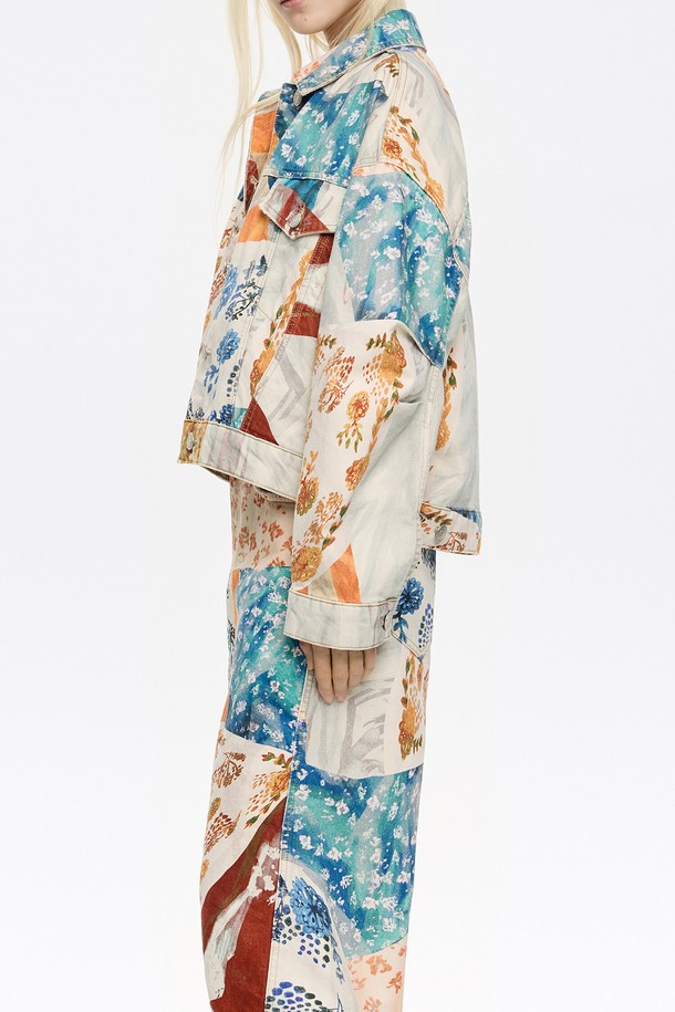 빔바이롤라 오버사이즈 패치워크 데님 재킷은 캐주얼한 스타일을 즐기는 여성 고객을 위한 25SS 시즌 제품입니다. 다양한 색상의 패치워크 디자인이 돋보이며, 오버핏 실루엣으로 편안하고 트렌디한 룩을 연출합니다. 봄, 여름 시즌에 데이트룩, 쇼핑룩 등 폭넓은 TPO에 활용하기 좋으며, 미니멀, 레트로 무드를 더해 개성 있는 스타일을 완성할 수 있습니다. 긴 소매 기장의 레귤러 기장 데님 재킷으로, 면 소재 특유의 부드러운 촉감을 느낄 수 있습니다. 블랙/화이트 색상의 더스트백이 랜덤으로 함께 제공됩니다.
