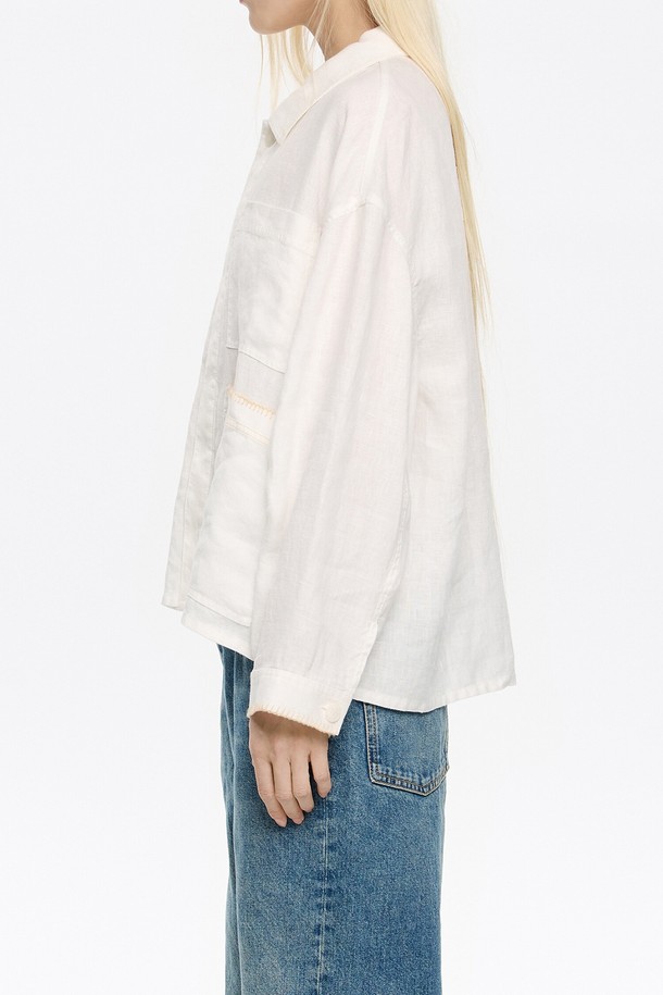 25SS 빔바이롤라 린넨 스티치 재킷 B255AWJ009IVB는 여성용 아우터 자켓입니다. 아이보리 컬러의 린넨 소재로 제작되어 봄, 여름 시즌에 시원하게 착용할 수 있습니다. 베이직한 디자인에 스티치 디테일이 더해져 미니멀, 클래식, 캐주얼 스타일을 연출하기 좋습니다. 데이트룩이나 카페룩과 같이 편안하면서도 스타일리시한 룩을 완성하고 싶을 때 추천합니다. 긴소매 기장의 레귤러 기장 자켓으로, 다양한 하의와 매치하여 폭넓은 스타일링이 가능합니다.
