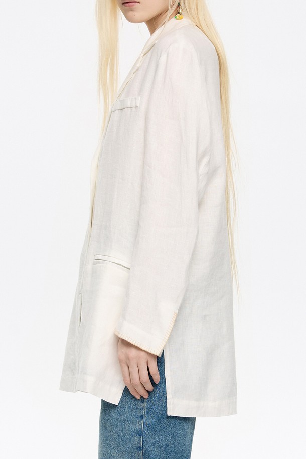 빔바이롤라 린넨 테일러드 스티치 재킷 B255AWJ008IVB는 여성용 테일러드 재킷입니다. 아이보리 컬러의 무지 디자인으로, 봄과 여름에 얇게 착용하기 좋은 린넨 소재의 레귤러핏 싱글버튼 재킷입니다. 클래식, 미니멀 스타일을 추구하며, 스티치 디테일이 돋보이는 디자인입니다. 오피스룩, 데이트룩, 카페룩 등 다양한 TPO에 활용하여 시크하고 세련된 스타일을 연출할 수 있습니다.
