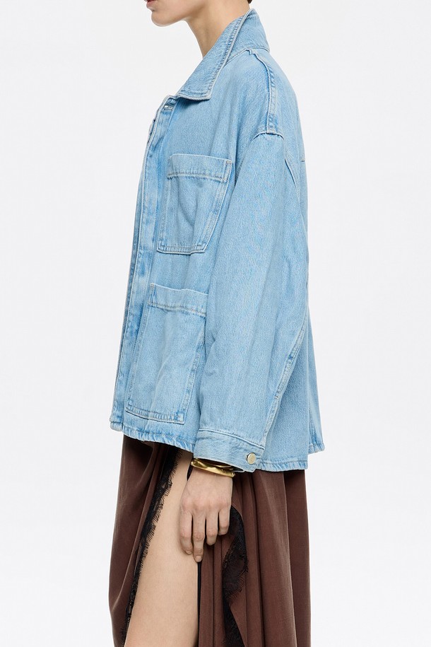 빔바이롤라(Bimba y Lola)의 [25SS] 스트레이트 데님 재킷 B255AWJ005BLB입니다. 라이트 블루 컬러의 무지 데님 재킷으로 봄, 여름 시즌에 활용하기 좋습니다. 캐주얼하고 베이직한 스타일로, 데이트룩이나 여행룩에 매치하기 좋습니다. 클래식한 데님 재킷 디자인에 스트레이트 핏으로 제작되었으며, 긴 소매와 버튼 여밈 방식을 갖추고 있습니다. 면과 리오셀 혼방 소재로 제작되었으며, 더스트백이 포함되어 있습니다.
