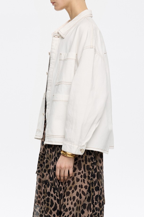 빔바이롤라 스트레이트 데님 재킷은 여성스러운 매력을 더하는 캐주얼 아우터입니다. 화이트 컬러의 무지 패턴 디자인으로 어떤 스타일에도 쉽게 매치할 수 있습니다. 봄, 여름 시즌에 어울리는 긴 소매 기장과 레귤러 기장으로 제작되었습니다. 버튼 여밈 방식과 스트레이트 핏으로 편안하면서도 세련된 실루엣을 연출합니다. 면과 리오셀 혼방 소재로 부드러운 촉감을 선사하며, 데이트룩, 쇼핑룩, 카페룩 등 다양한 TPO에 활용하기 좋습니다.
