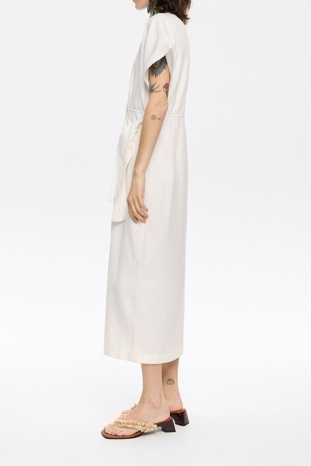 빔바이롤라 랩 미디 드레스 B255AWO004WHB는 여성용 랩 미디 드레스입니다. 봄, 여름 시즌에 어울리는 화이트 컬러의 무지 디자인으로, 미니멀하고 베이직한 스타일을 연출합니다. 면과 리오셀 혼방 소재로 제작되어 편안한 착용감을 제공하며, 레귤러핏과 V넥 디자인이 특징입니다. 데이트룩, 카페룩, 여행룩 등 다양한 TPO에 활용 가능하며, 미니멀, 클래식, 캐주얼 스타일을 즐기는 분들께 추천합니다. 반소매 기장의 미디 길이 랩 드레스입니다.
