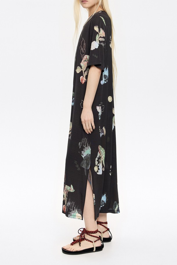 [25SS] 빔바이롤라 카멜레온 티셔츠 드레스 B255AWO023BKB는 여성용 티셔츠 드레스입니다. 레이온과 플리우레탄 혼방 소재로 제작되어 편안한 착용감을 선사하며, A라인 핏과 라운드넥 디자인으로 캐주얼한 스타일을 연출합니다. 봄, 여름 시즌에 적합하며, 블랙 컬러에 프린트 패턴이 돋보입니다. 사이즈는 XXS, XS, XS-S, M, L로 다양하게 출시되었으며, 더스트백(블랙/화이트 랜덤)이 포함되어 있습니다. 동네 마실룩이나 여행룩으로 활용하기 좋은 미니멀한 디자인의 드레스입니다.
