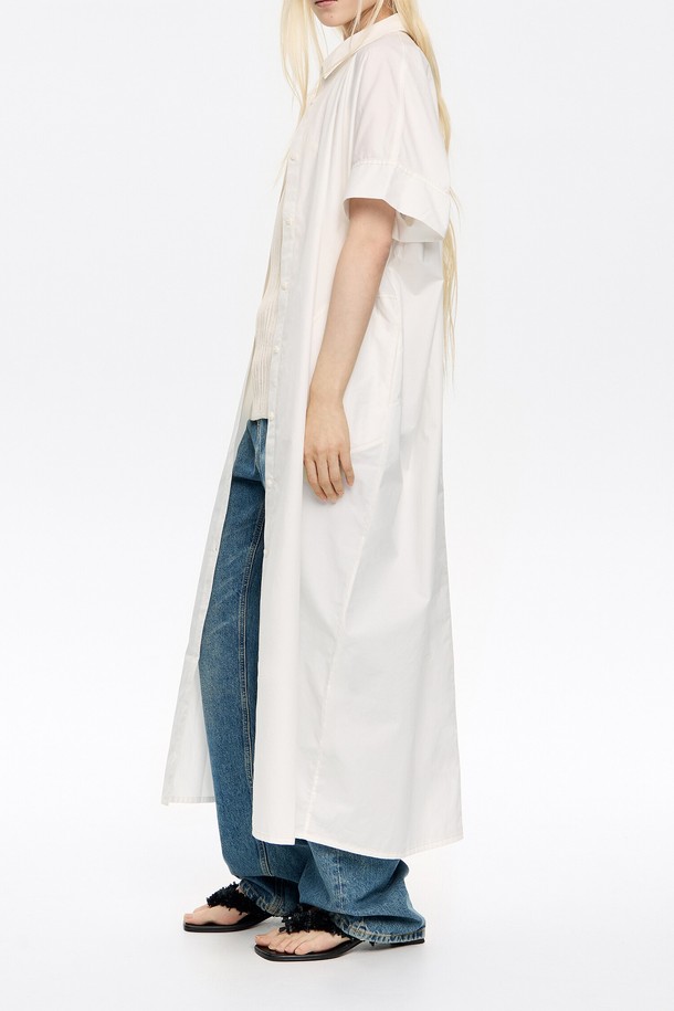 빔바이롤라 코튼 셔츠 드레스는 25SS 시즌을 맞아 새롭게 출시된 여성 셔츠 드레스입니다. 부드러운 면 소재로 제작되어 편안한 착용감을 선사하며, 미니멀하고 베이직한 디자인으로 다양한 TPO에 활용하기 좋습니다. 오버핏 루즈핏의 화이트 컬러 무지 디자인으로, 데이트룩이나 카페룩 등 스타일리시한 연출이 가능합니다. 반소매 셔츠형 치마 타입이며, 카라 디테일이 더해져 클래식하면서도 캐주얼한 무드를 더합니다.
