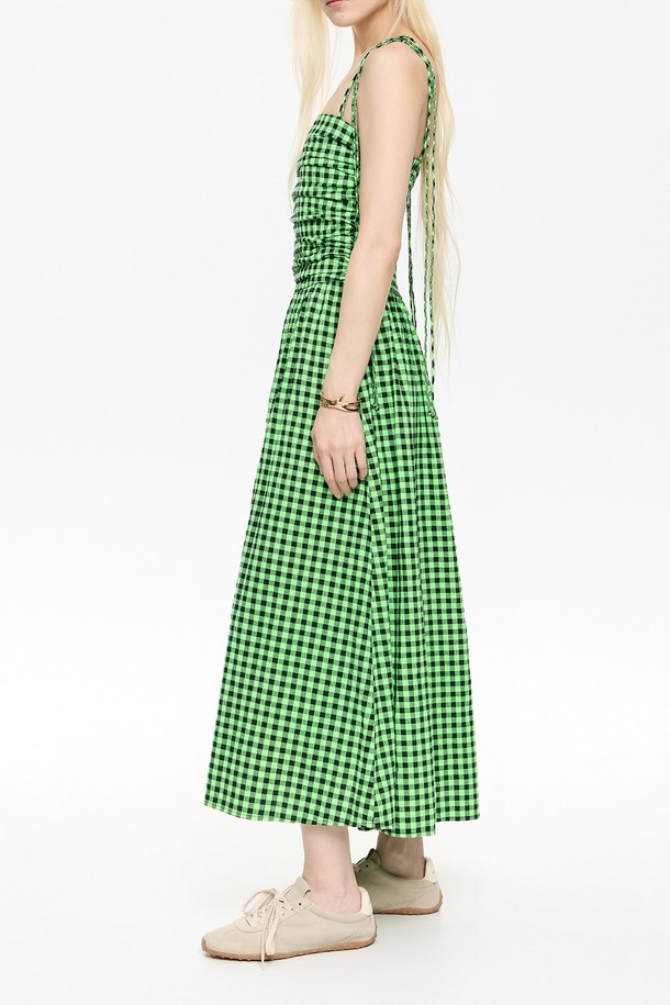 [25SS] 빔바이롤라 체크 텍스쳐 드레스는 여성용으로, 봄과 여름에 어울리는 캐주얼 스타일의 롱 드레스입니다. 네온 그린 컬러의 체크 패턴과 A라인 치마핏이 특징이며, 얇은 두께감과 민소매 디자인으로 시원하게 착용할 수 있습니다. 면 99%와 폴리우레탄 1%의 혼방 소재로 제작되어 편안한 착용감을 선사하며, 텍스쳐 디테일이 더해져 독특한 매력을 더합니다. 데이트룩, 여행룩, 휴가룩 등 다채로운 TPO에 활용 가능하며, 미니멀하고 리조트 스타일을 연출하기 좋습니다.
