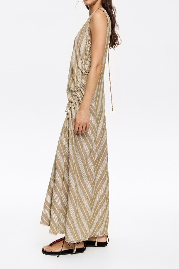 [25SS] 빔바이롤라 올리브 프레이드 린넨 믹스 맥시 드레스는 린넨 53%와 레이온 47% 혼방 소재로 제작되어 시원하고 편안한 착용감을 선사합니다. 올리브 컬러의 스트라이프 패턴과 민소매, 라운드넥 디자인이 특징이며, 프레이드 디테일로 포인트를 더해 자연스러우면서도 세련된 스타일을 연출합니다. 일상에서 편안하게 즐길 수 있는 맥시 기장의 드레스입니다.
