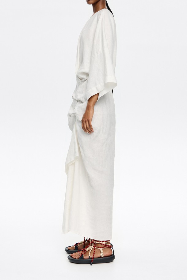 [25SS] 빔바이롤라 러플 린넨 드레스 B255AWO020IVB는 여성용 린넨 드레스로, 봄과 여름에 어울리는 아이보리 컬러입니다. 우아하고 엘레강스한 스타일을 연출하며, 데이트룩, 카페룩, 여행룩 등 다양한 TPO에 활용할 수 있습니다. 러플 디테일이 돋보이며, 클래식, 미니멀, 로맨틱 스타일을 즐기는 분들께 추천합니다. 린넨 소재 특유의 시원한 착용감을 느낄 수 있으며, 더스트백이 함께 제공됩니다 (색상은 블랙 또는 화이트 중 랜덤).
