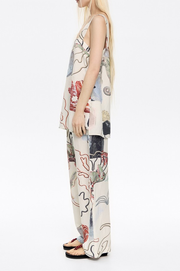 가볍고 시원한 린넨 혼방 소재와 밴딩 허리 디자인으로 편안한 착용감을 선사하는 여성 조거 팬츠입니다. 캐주얼한 매력을 더하는 프린트 패턴과 루즈핏으로, 봄, 여름 일상에서 스타일리시하게 연출할 수 있습니다. 아이보리 컬러의 린넨 믹스 조거 트라우저로 다가오는 계절, 산뜻한 스타일링을 완성해보세요.
