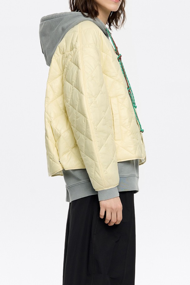 [25SS] 빔바이롤라 패디드 재킷 B255AWD002YEB은 여성용 패디드 재킷입니다. 가볍고 따뜻한 폴리에스터 충전재와 나일론 소재로 제작되어 간절기에 활용하기 좋습니다. 밝은 Light Yellow 컬러와 퀼팅 디자인이 캐주얼하고 경쾌한 분위기를 연출하며, 크롭 기장과 레귤러핏으로 편안하게 착용 가능합니다. 스냅 버튼으로 여밈 방식을 더했으며, 일상 및 봄 소풍룩에 잘 어울립니다. 미니멀하고 클래식한 스타일을 선호하는 분들에게 적합합니다.
