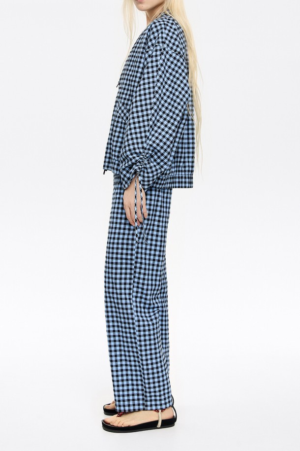 빔바이롤라 체크 텍스처 스트레이트 트라우저 (BIMBA Y LOLA Check Texture Straight Trouser)는 여성용 스트레이트 핏 팬츠입니다. 봄, 여름 시즌에 적합하며, 블루 컬러의 체크 패턴으로 캐주얼한 스타일을 연출합니다. 면과 폴리우레탄 혼방 소재로 제작되어 편안한 착용감을 제공하며, 텍스처 디테일이 돋보이는 디자인입니다. 데이트룩, 쇼핑룩 등 다양한 TPO에 미니멀, 클래식 스타일로 활용하기 좋습니다.
