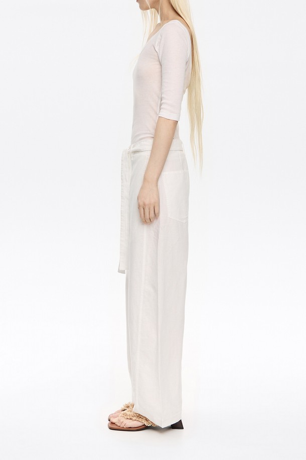 빔바이롤라 린넨 믹스 배럴 트라우저 (B255AWP019IVA)는 여성용 린넨 트라우저입니다. 아이보리 색상으로, 봄과 여름에 어울리는 베이직 스타일의 긴 기장 바지입니다. 린넨과 레이온 혼방 소재로 제작되어 편안한 착용감을 선사하며, 루즈핏 배럴핏으로 트렌디한 실루엣을 연출합니다. 카페룩, 산책룩 등 다양한 TPO에 맞춰 미니멀, 클래식, 캐주얼 스타일을 완성할 수 있습니다.
