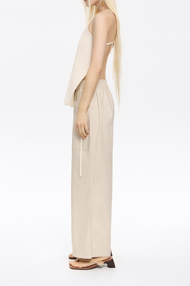 빔바이롤라(Bimba y Lola)의 25SS 스톤 코튼 조거 팬츠 B255AWP020GRB입니다. 부드러운 면 소재로 제작되어 편안한 착용감을 선사하며, 봄, 여름 계절에 적합합니다. 무지 디자인에 조거핏으로 캐주얼하고 미니멀한 스타일을 연출할 수 있습니다. 산책, 동네 마실, 집콕 등 다양한 일상 용도로 활용하기 좋습니다. 색상은 그레이(Gray)입니다.
