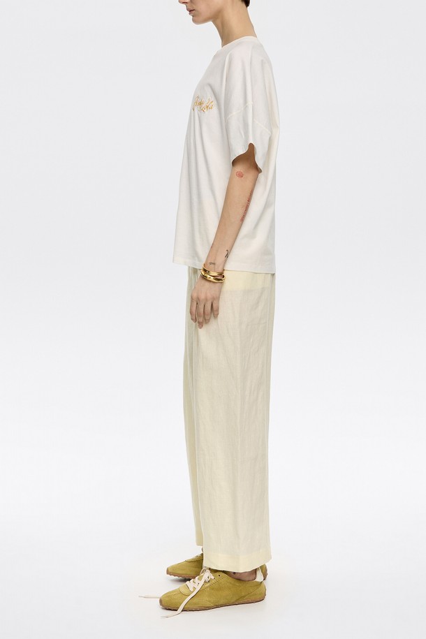 빔바이롤라(BIMBA Y LOLA) 린넨 다트 트라우저입니다. 라이트 옐로우 컬러의 린넨 소재로 제작되어 봄, 여름 시즌에 시원하게 착용하기 좋습니다. 베이직한 디자인으로 미니멀, 클래식, 캐주얼 등 다양한 스타일 연출이 가능하며, 데이트룩, 카페룩에 잘 어울립니다. 다트 디테일이 더해져 세련된 실루엣을 완성하며, 긴 기장으로 편안하게 착용할 수 있습니다.
