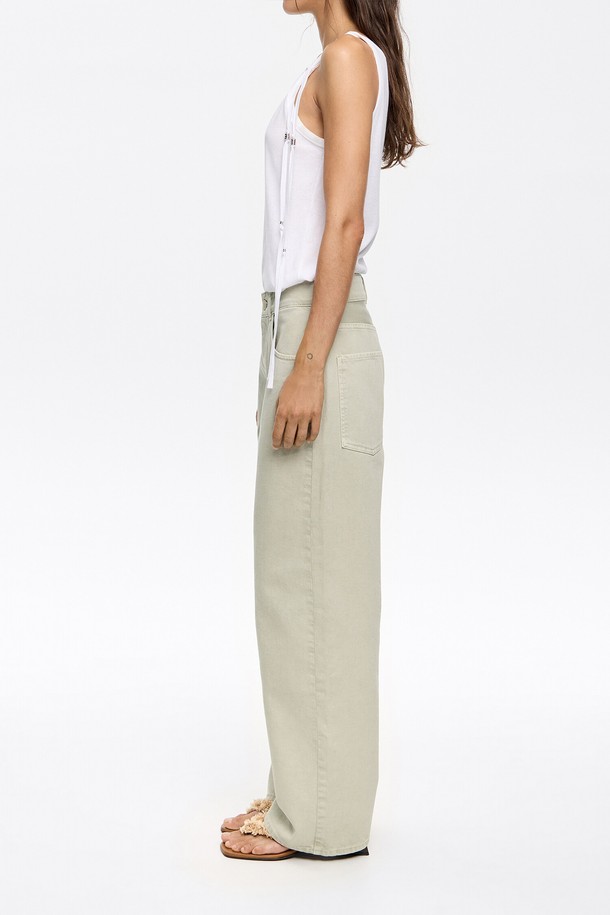 25SS 시즌, 빔바이롤라(BIMBA Y LOLA)의 아쿠아마린 와이드 데님 팬츠입니다. 산뜻한 아쿠아마린 컬러와 와이드 핏이 돋보이는 캐주얼 데님 팬츠로, 봄, 여름 시즌에 시원하고 편안하게 입을 수 있습니다. 일상, 쇼핑, 카페 등 다양한 상황에 잘 어울리며, 캐주얼, 미니멀, 클래식 스타일을 모두 소화합니다. 무지 디자인으로 어떤 상의에도 매치하기 용이하여 활용도가 높습니다.
